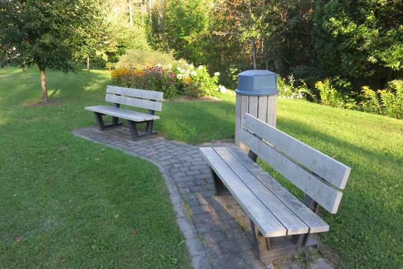 Aire de d&eacute;tente rue de la Cav&eacute;e Saint-Ferr&eacute;ol-les-Neiges
